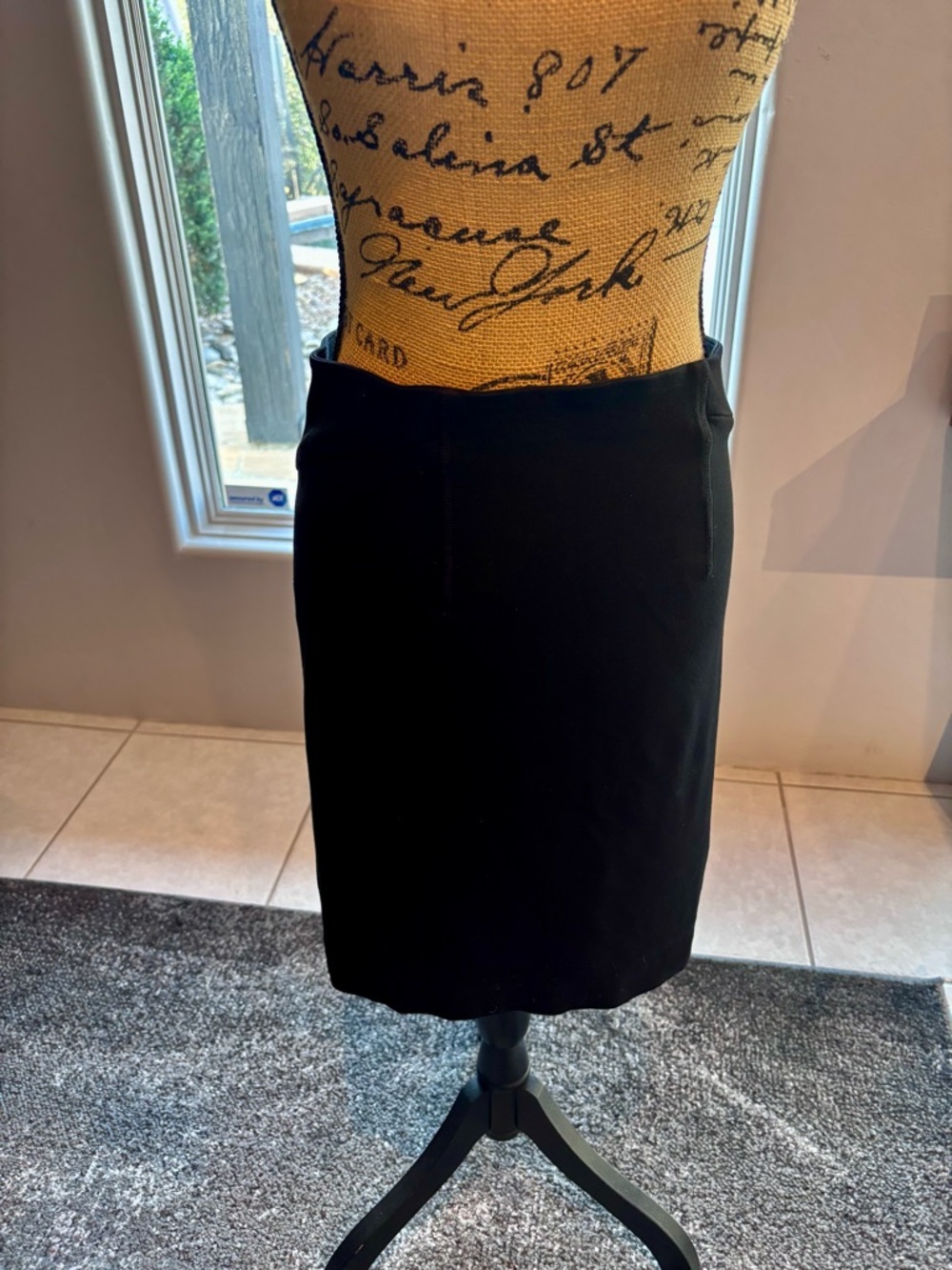 Ann Taylor Black Pencil Skirt stretch fabric - Sleek Office Staple size 2